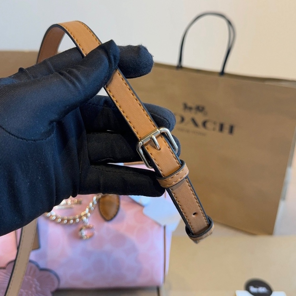 Pink crossbody bag. - Picture 6 of 6